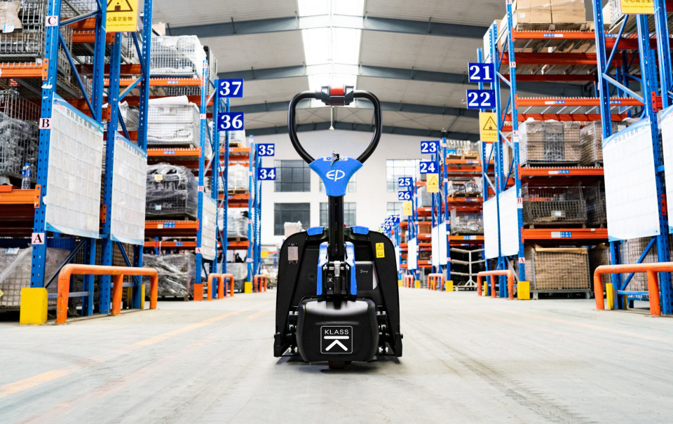 F4 Transpalette électrique 1.500 kg, batterie Li-Ion, interchangeable 12 F4 Transpalette électrique 1.500 kg, batterie Li-Ion, interchangeable – Image 12