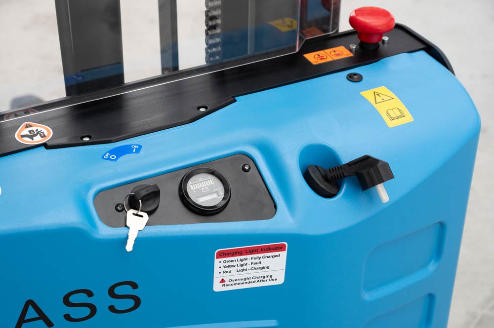 ES12-30DM, Gerbeur électrique accompagnant avec pieds et fourches réglables, 1.200 kg, hauteur de levage 3.000 mm 5 ES12-30DM, Gerbeur électrique accompagnant avec pieds et fourches réglables, 1.200 kg, hauteur de levage 3.000 mm – Image 5