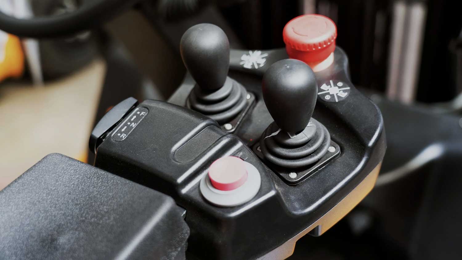 EFL253S, Chariot élévateur électrique 2.500 kg, mât triplex, cabine ouverte 28 EFL353S joystick 1